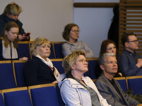 Fólk á fundi